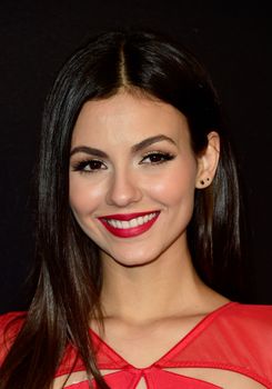 24988001_Victoria_Justice_06.jpg