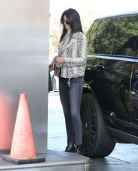 25037085_Kendall-Jenner-pumping-gas--02.