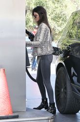 25037088_Kendall-Jenner-pumping-gas--05.