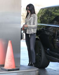 25037089_Kendall-Jenner-pumping-gas--06.