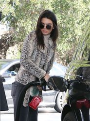 25037091_Kendall-Jenner-pumping-gas--08.