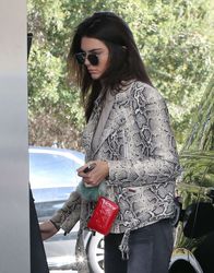 25037092_Kendall-Jenner-pumping-gas--09.