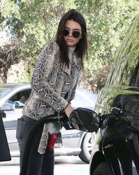 25037093_Kendall-Jenner-pumping-gas--10.