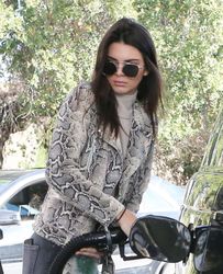 25037095_Kendall-Jenner-pumping-gas--12.