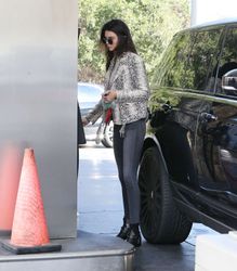 25037096_Kendall-Jenner-pumping-gas--13.