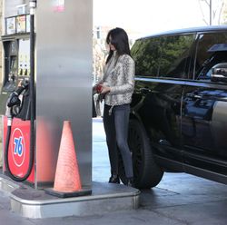 25037097_Kendall-Jenner-pumping-gas--14.