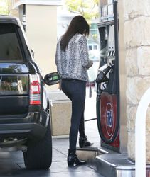 25037098_Kendall-Jenner-pumping-gas--15.
