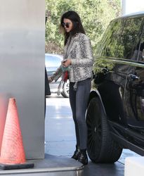 25037099_Kendall-Jenner-pumping-gas--16.