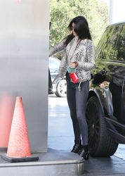 25037100_Kendall-Jenner-pumping-gas--17.