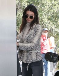 25037102_Kendall-Jenner-pumping-gas--19.