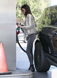 25037104_Kendall-Jenner-pumping-gas--21.