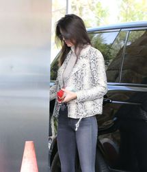 25037106_Kendall-Jenner-pumping-gas--23.