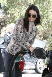 25037110_Kendall-Jenner-pumping-gas--27.