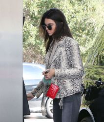 25037111_Kendall-Jenner-pumping-gas--28.