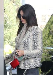25037112_Kendall-Jenner-pumping-gas--29.
