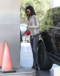 25037113_Kendall-Jenner-pumping-gas--30.