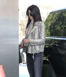 25037115_Kendall-Jenner-pumping-gas--32.