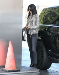 25037118_Kendall-Jenner-pumping-gas--34.