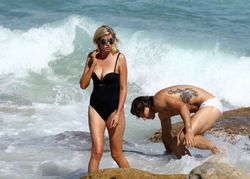 25122936_Lara-Stone--Bikini-and-Swimsuit