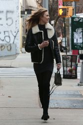 25132590_Karlie-Kloss-out-and-about-at-W