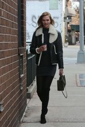 25132593_Karlie-Kloss-out-and-about-at-W