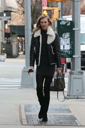 25132596_Karlie-Kloss-out-and-about-at-W