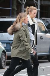 25132598_Karlie-Kloss-out-and-about-at-W