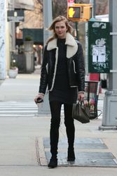 25132606_Karlie-Kloss-out-and-about-at-W