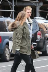 25132609_Karlie-Kloss-out-and-about-at-W