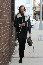 25132611_Karlie-Kloss-out-and-about-at-W