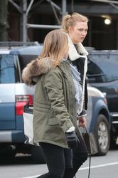 25132616_Karlie-Kloss-out-and-about-at-W