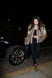 25182593_Kendall-Jenner-in-Fur-Coat--04.