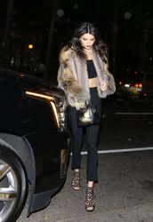 25182595_Kendall-Jenner-in-Fur-Coat--06.