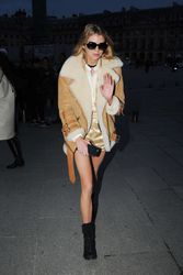 25195147_Stella-Maxwell-out-and-about-in