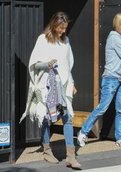 25303433_Alessandra-Ambrosio-out-in-Los-