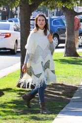 25303435_Alessandra-Ambrosio-out-in-Los-
