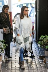 25303436_Alessandra-Ambrosio-out-in-Los-