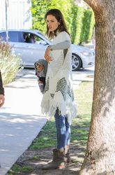 25303440_Alessandra-Ambrosio-out-in-Los-