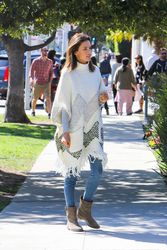 25303442_Alessandra-Ambrosio-out-in-Los-