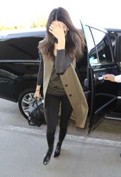 25312374_Kendall-Jenner--Arrives-at-LAX-
