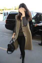 25312376_Kendall-Jenner--Arrives-at-LAX-