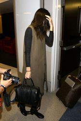 25312377_Kendall-Jenner--Arrives-at-LAX-