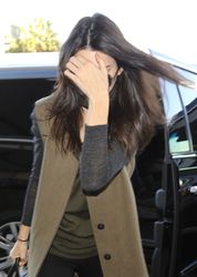 25312380_Kendall-Jenner--Arrives-at-LAX-