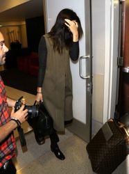 25312382_Kendall-Jenner--Arrives-at-LAX-
