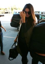 25312383_Kendall-Jenner--Arrives-at-LAX-