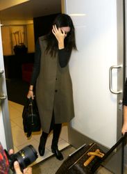 25312385_Kendall-Jenner--Arrives-at-LAX-