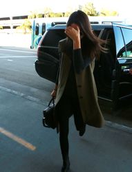 25312387_Kendall-Jenner--Arrives-at-LAX-