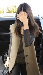 25312388_Kendall-Jenner--Arrives-at-LAX-