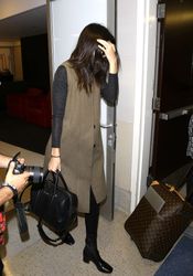 25312389_Kendall-Jenner--Arrives-at-LAX-