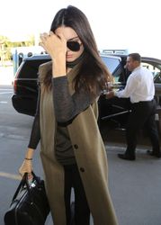 25312395_Kendall-Jenner--Arrives-at-LAX-